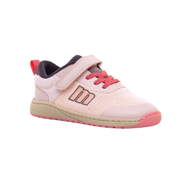 Zapatilla Mustang Free rosa claro con tira de velcro, cordones coral y empeine de rejilla, vista de tres cuartos
