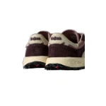 Vista trasera de las zapatillas Lejan Melrose Burgundy, de ante granate con talón crema y suela negra con detalles rosas