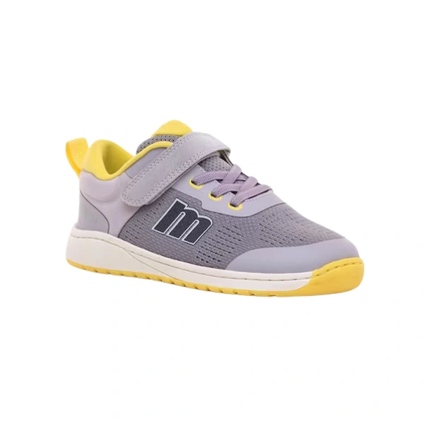 Zapatilla Mustang Free sneaker Malva gris lila con velcro, cordones y suela con detalles amarillos, vista de tres cuartos