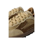 Detalle de las zapatillas Lejan Melrose Sand Beige de ante y nailon beige con cordones gruesos y pieza marrón en el lateral