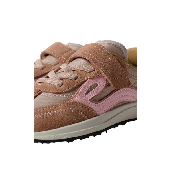 Detalle de la zapatilla Lejan Melrose Kids Candy Pink de ante rosa empolvado con velcro, cordones elásticos y pieza rosa