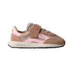 Zapatilla infantil Lejan de ante rosa palo con llamas rosas, malla beige, velcro y cordones elásticos, vista lateral