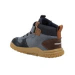 Bota barefoot Primigi GTX infantil en gris y azul marino, vista trasera lateral con velcro, talón marrón y suela color miel